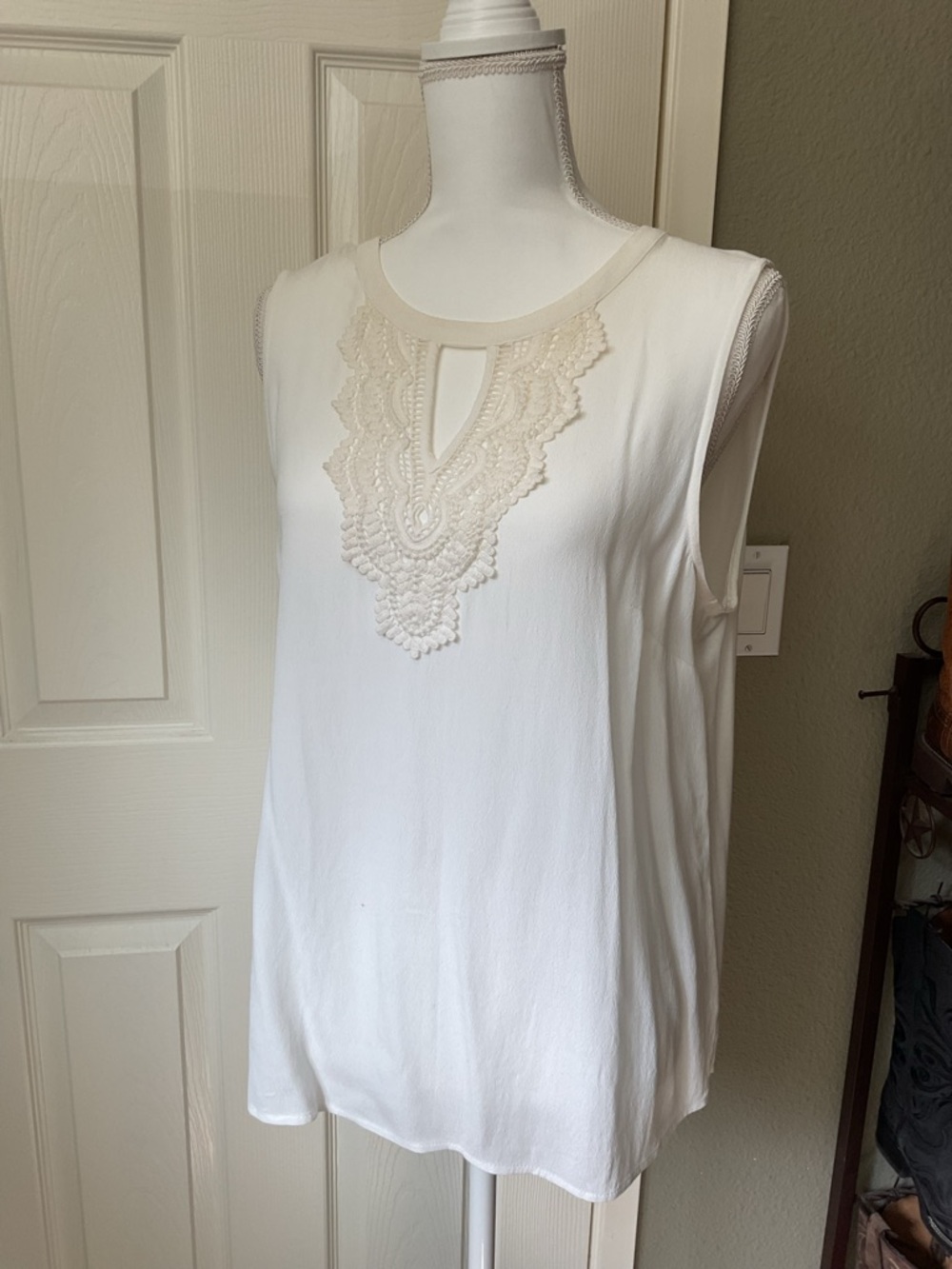 Pale Sky Sleeveless Cream Lace-Trim Keyhole Top - Womens